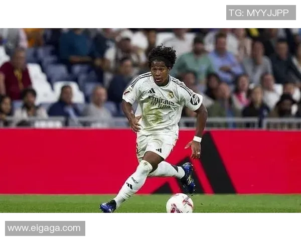 头发造型独特的足球明星们在绿茵场上的风采与魅力 头发造型独特的足球明星们在绿茵场上的风采与魅力